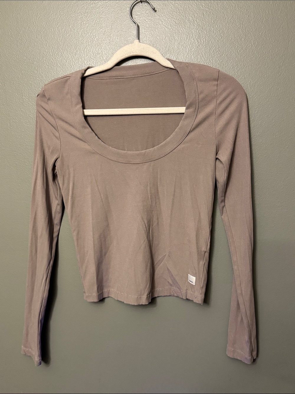 Vuori Women's Long Sleeve Scoop Neck Top in Taupe. P2P 15 1/2”